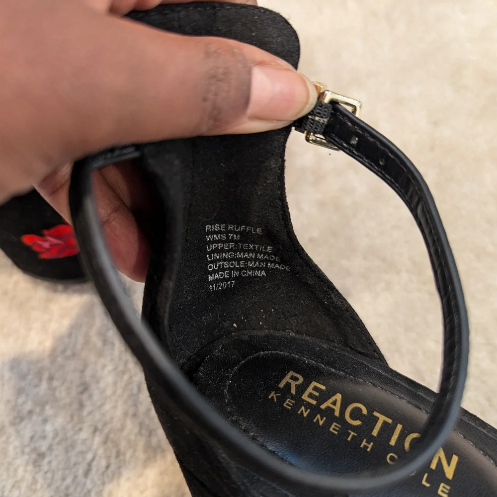 Embroidered heels - Picture 7 of 7